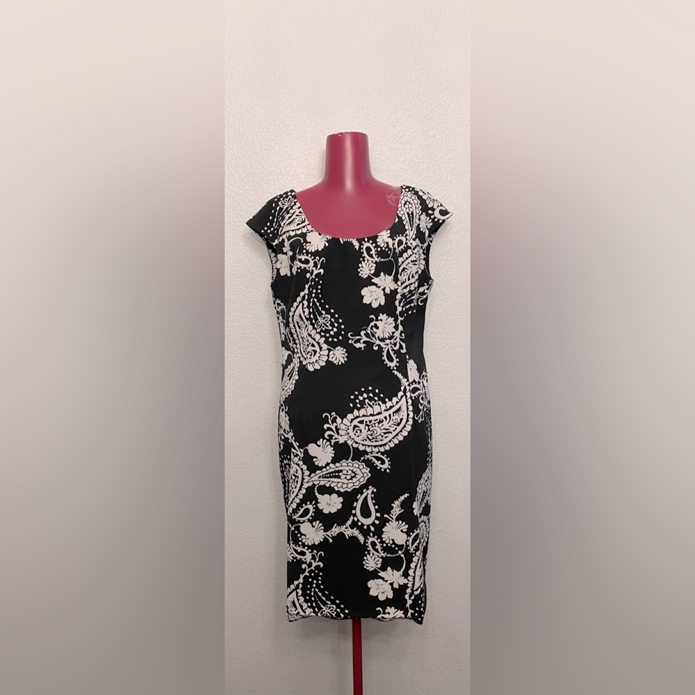 Chic Black Midi Dress with Floral Print and Flowy Skirt